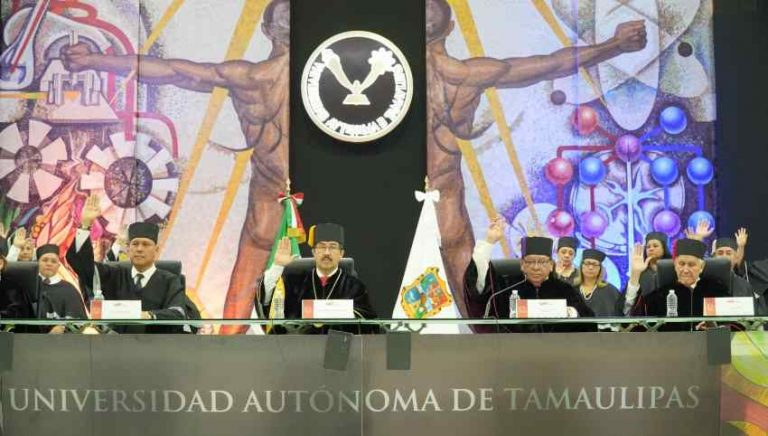 Rinde la UAT emotivo homenaje a su personal académico.