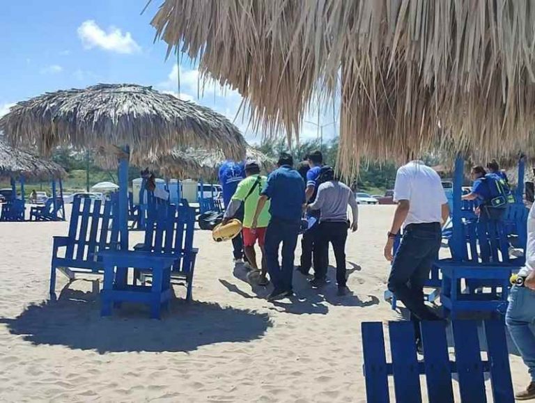 Rescatan a jóvenes que estaban a punto de ahogarse en playa Miramar.