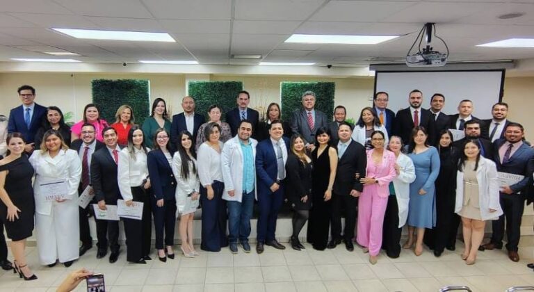 La UAT y el HRAEV realizan ceremonia de egreso de médicos residentes